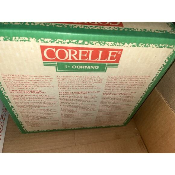 Vintage Corelle St Nick Pattern Red Santa 16 Piece Set Plates Bowls Mugs - Picture 5 of 6